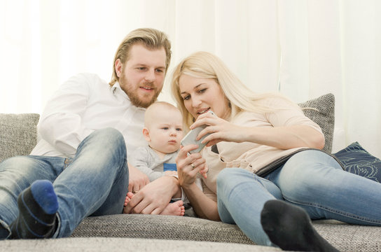 Familie mit Smartphone