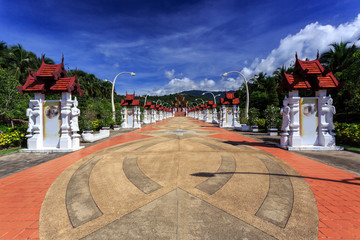 Royal Flora Ratchaphruek, shot with polarizing filter / Royal Flora Ratchaphruek - alley to Royal...