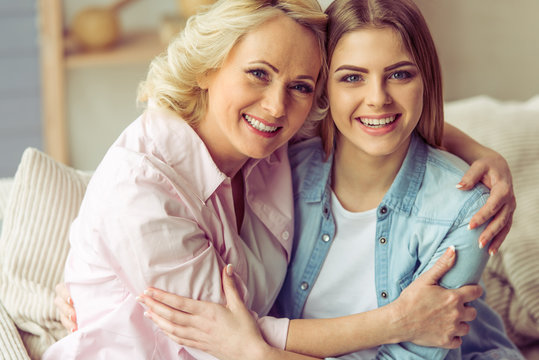 Mom And Daughter Talking Images Browse 32 894 Stock Photos Vectors