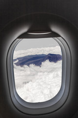 Piton de la Fournaise vu à travers un hublot d'avion 