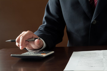 書類のチェックをする男性