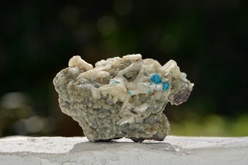 Cavansit auf Stilbit auf weißer Mauer  mit dunklem Hintergrund  
