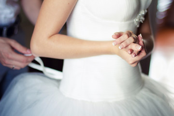 Obraz premium bride dresses a wedding dress in the morning