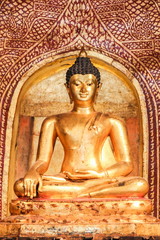 Obraz premium Phra Singha at Wat (Temple) Phra Singh Woramahaviharn which is located in center of Chiang Mai province, Thailand.