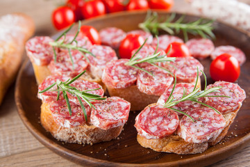 Frisches Brot mit Salami belegt
