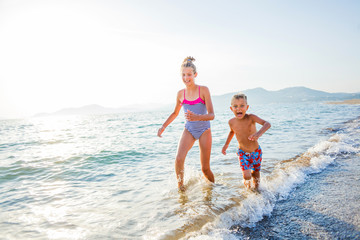 Naklejka premium Children at tropical beach