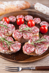 Brot mit Salami