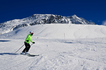 Fototapeta na wymiar young woman is enjoying winter sports in Austrian Alps