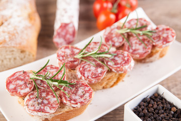 Obraz premium Baguette mit Salami
