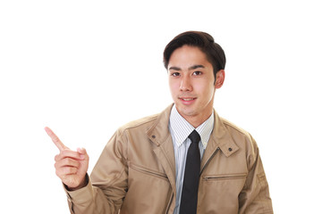 指示する笑顔の作業員