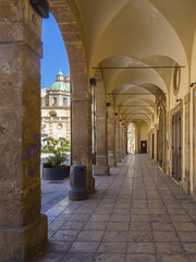 Blick durch Arkaden auf die Kathedrale del Santissimo Salvatore oder San Vito Kirche, Plaza de la Repubblica,  Provinz Trapani, Sizilien, Italien