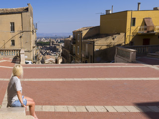 EIne Frau blicjkt auf die Treppe Santa Maria del Monte und hinten auf die Kirche Ciesa San...