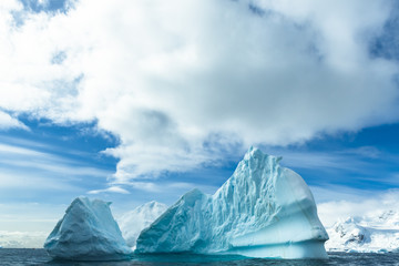 Fototapeta na wymiar Snow and ices of the Antarctic islands