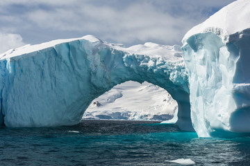 Snow and ices of the Antarctic islands