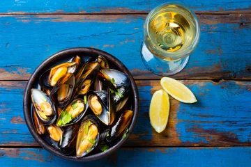 Plexiglas foto achterwand Mussels in clay bowl, glass of white wine and lemon © lblinova