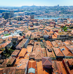 Fototapeta na wymiar Vue panoramique de Porto depuis la Torre dos Clerigos