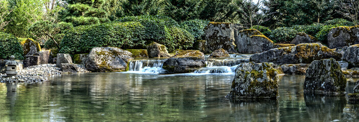 Japangarten  mit Wasser - Panoramaaufnahme