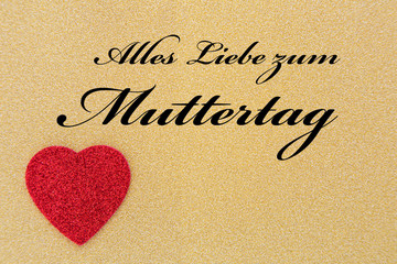 ein Herz und ein Text für den Muttertag auf goldenem Hintergrund