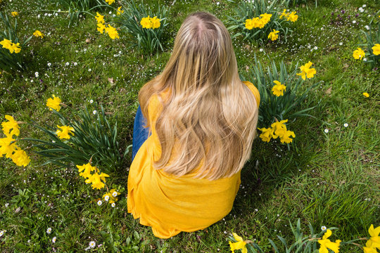 Frau genie&szlig;t Fr&uuml;hling