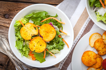 Mixed salad with croutons.