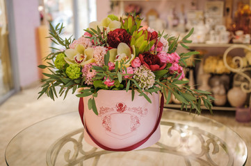 Fototapeta na wymiar big bright pink bouquet in round box with lid