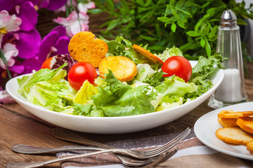 Mixed salad with croutons.