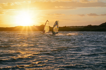 Zwei Windsurfer im Sonnenuntergang © Kotarl