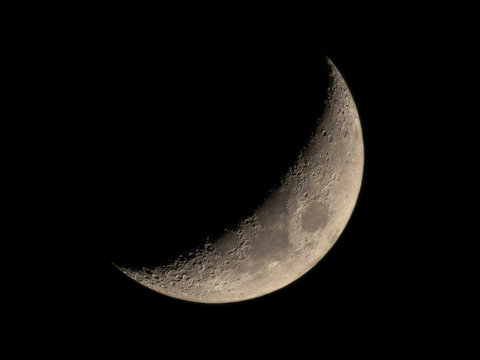 High resolution crescent Moon image through a telescope