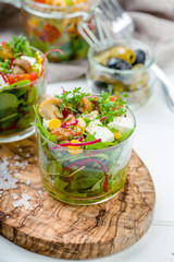 Salat im Glas mit eingelegten Pilzen