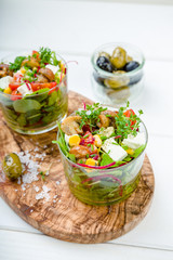 Salat im Glas mit eingelegten Pilzen