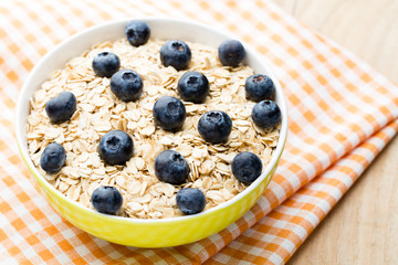 Oatmeal porridge with blueberries. healthy breakfast.