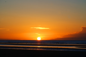 Sonnenuntergang am Meer bei Ebbe