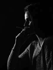 femme avec cigarette
