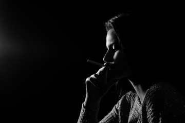 Obraz na płótnie Canvas femme avec cigarette
