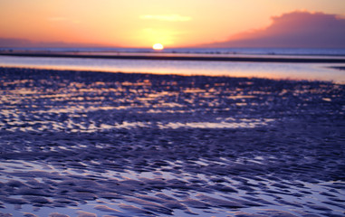 Fototapeta na wymiar Sonnenuntergang am Meer bei Ebbe