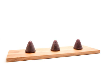 Cuberdons on an plank