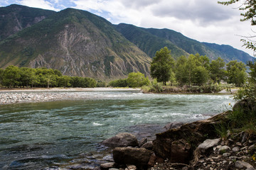 Бурная река Чулышман недалеко от места впадения в нее реки Чульча, на которой находится один из самых трудно достижимых водопадов Европы, Учар. Горный Алтай.