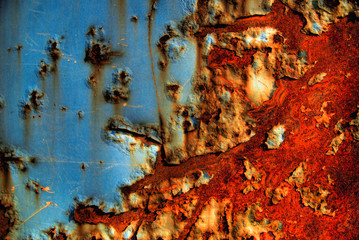 Rusty - Niebiesko-czerwony na starej zardzewiałej ciężarówce. - 107982692