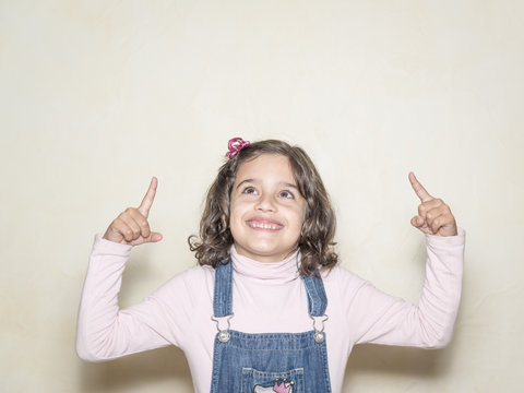 Ni&ntilde;a alegre