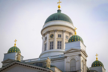 Obraz premium HELSINKI, FINLAND - april, 4, 2016: St. Nicholas Church and a monument of Alexander II on the Senatorial area in Helsinki, Finland.
