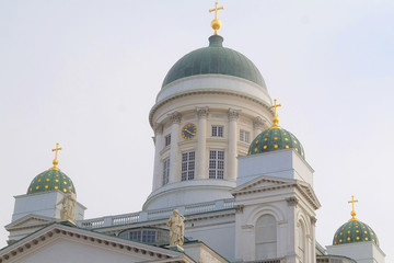 Fototapeta na wymiar HELSINKI, FINLAND - april, 4, 2016: St. Nicholas Church and a monument of Alexander II on the Senatorial area in Helsinki, Finland.