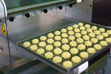 Conveyor for baking pastry