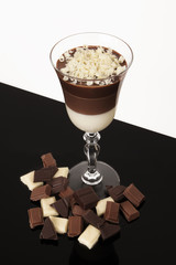 Mousse al cioccolato fondente, cioccolato al latte e cioccolato bianco.