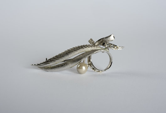 spilla  in argento con perla