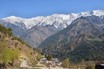 インドダラムサラ郊外のナディからみるヒマラヤ山脈