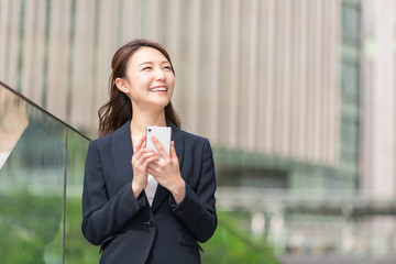 スマートフォンを見る女性　ビジネス