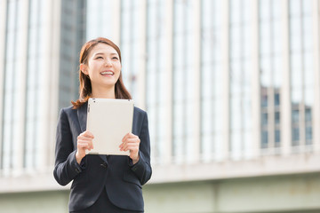 タブレットを見る女性　ビジネス