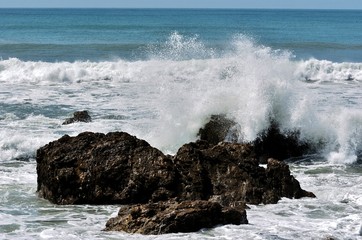 岩に打ち付ける波.