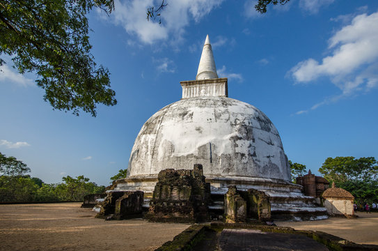 Kiri Vehera Dagoba in the Ancient City of Polonnaruwa, UNESCO World Heritage Site, Sri Lanka, Asia.
