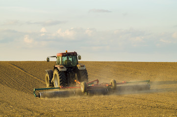 Obraz premium Agricultural tractor in a field 